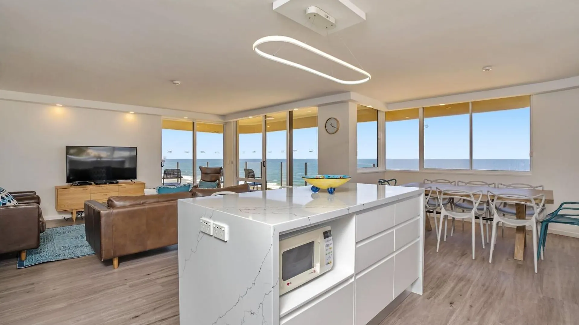 Dorchester On The Beach Gold Coast 4*,