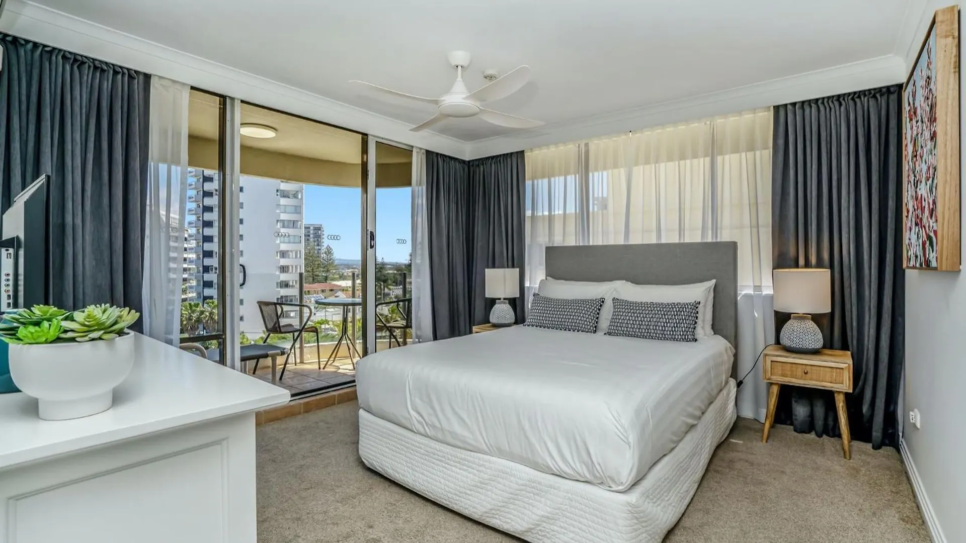 **** Aparthotel Dorchester On The Beach Gold Coast Australia