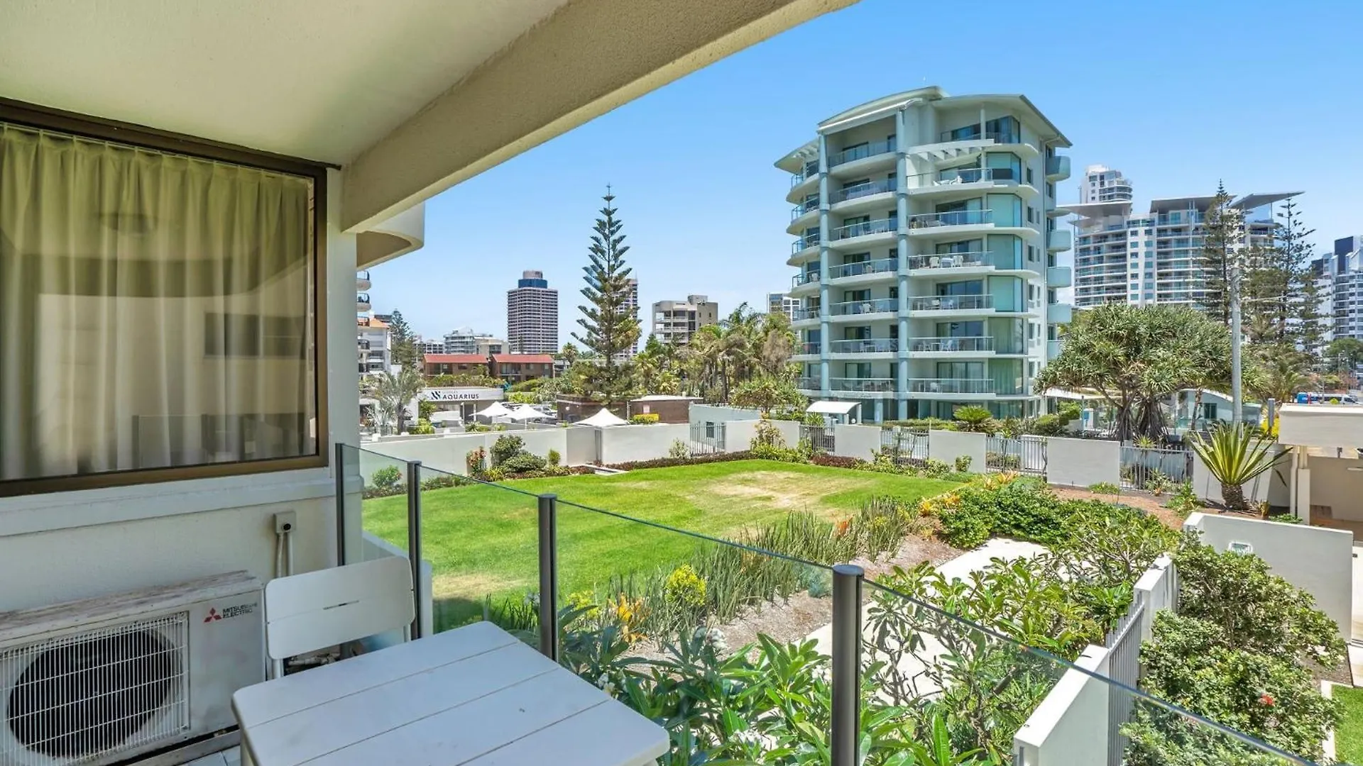 Dorchester On The Beach Gold Coast 4*,