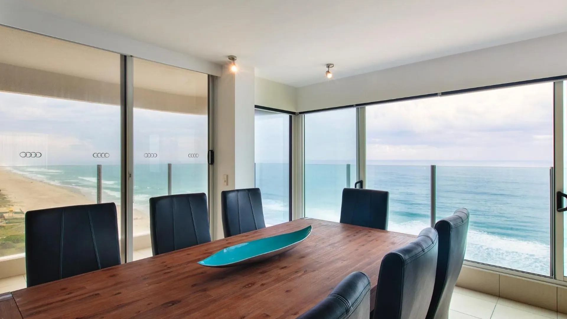Dorchester On The Beach Gold Coast 4*,
