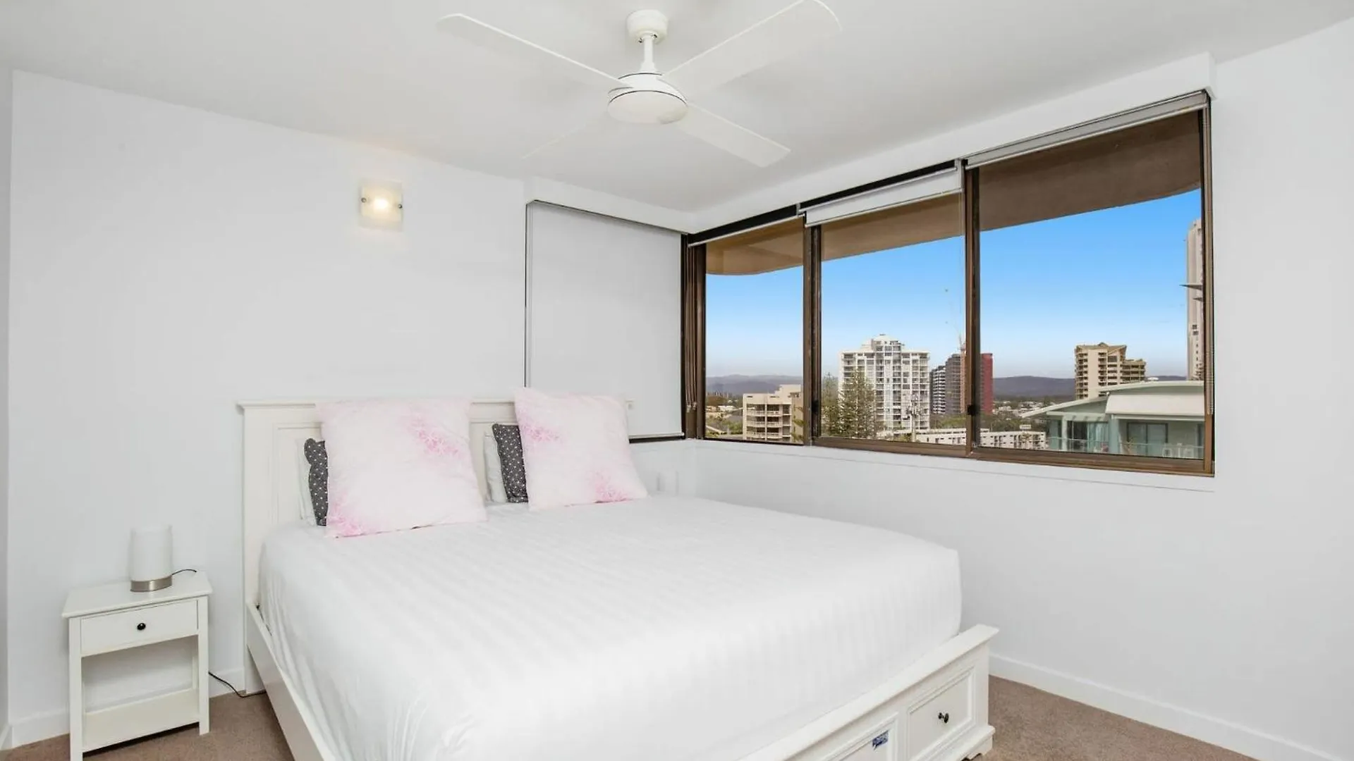 Dorchester On The Beach Gold Coast Apartahotel