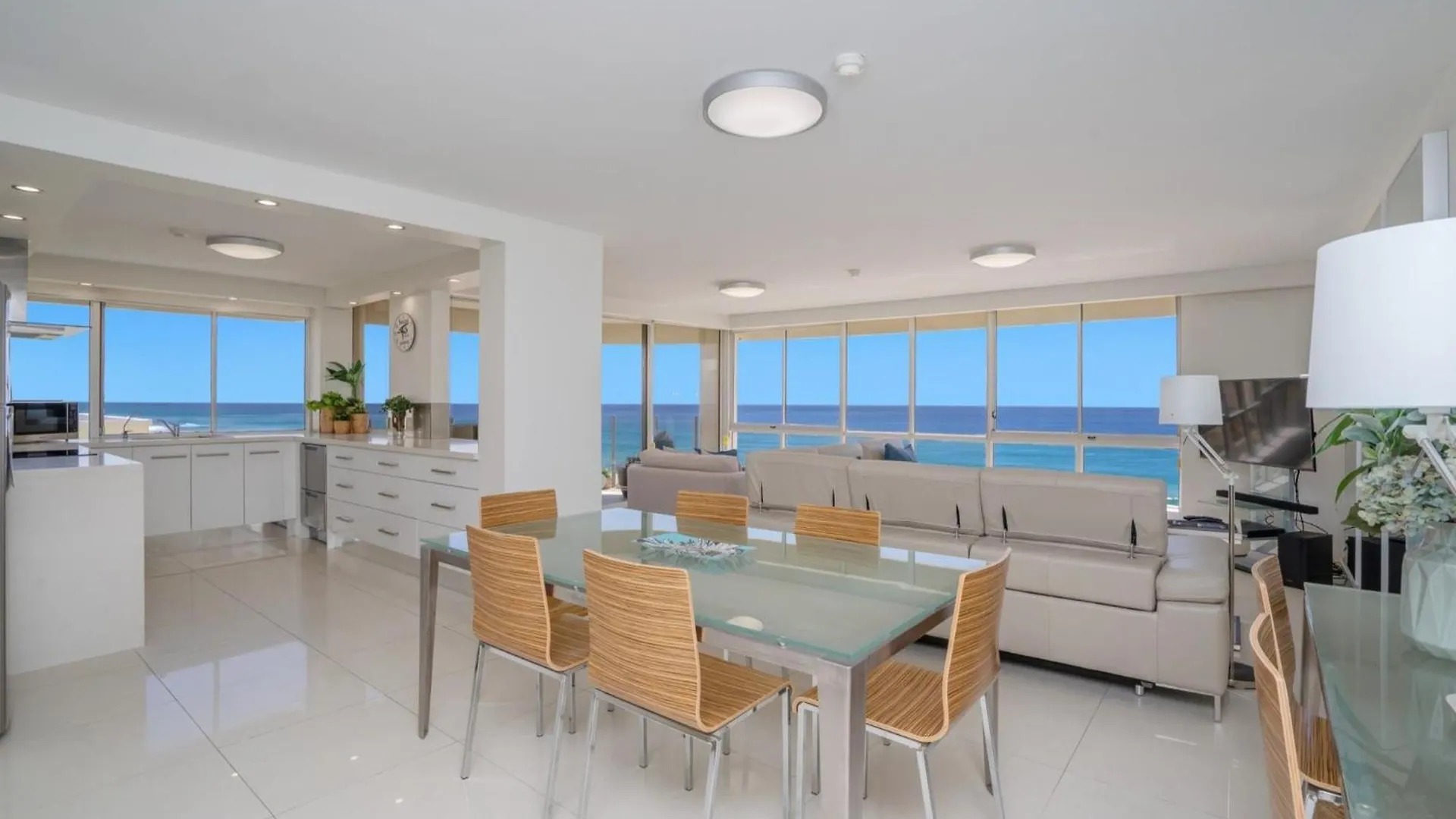 Dorchester On The Beach Gold Coast 4*,