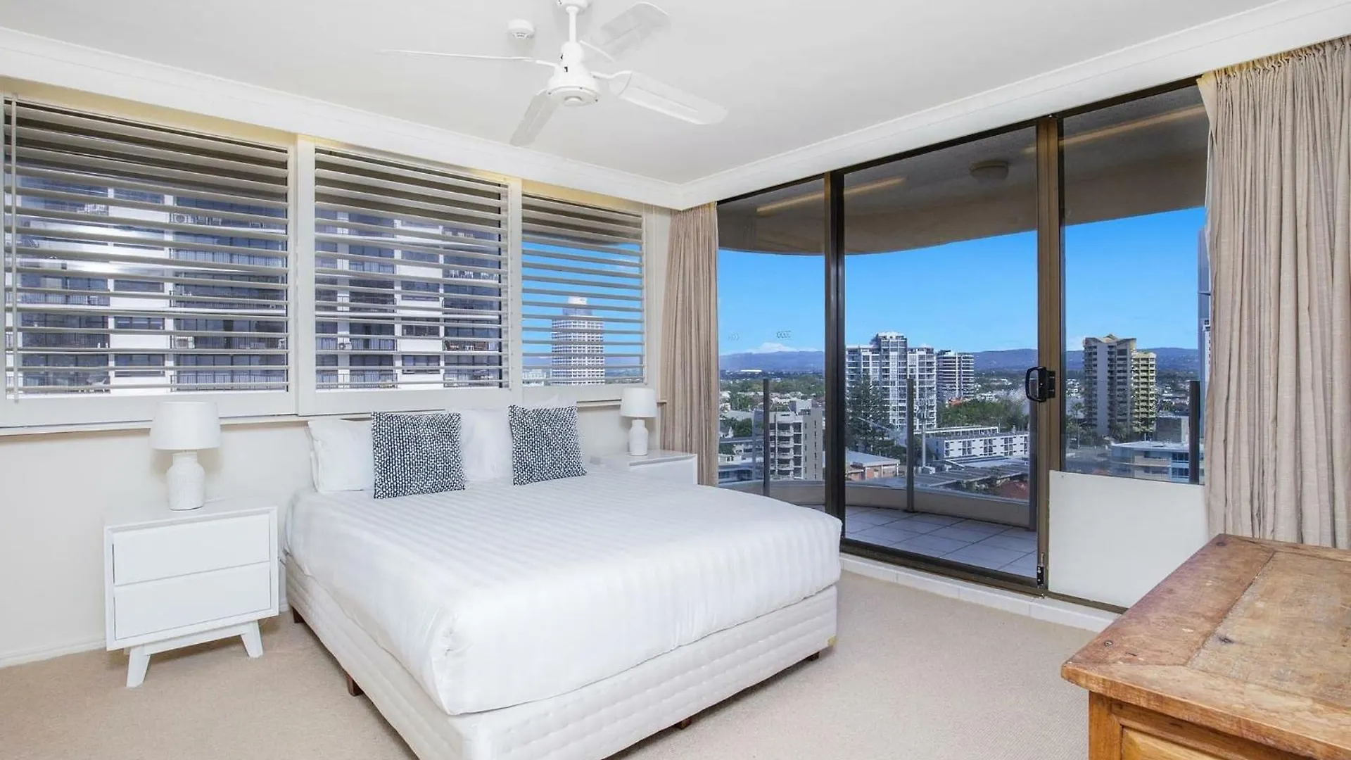 Dorchester On The Beach Gold Coast 4*,