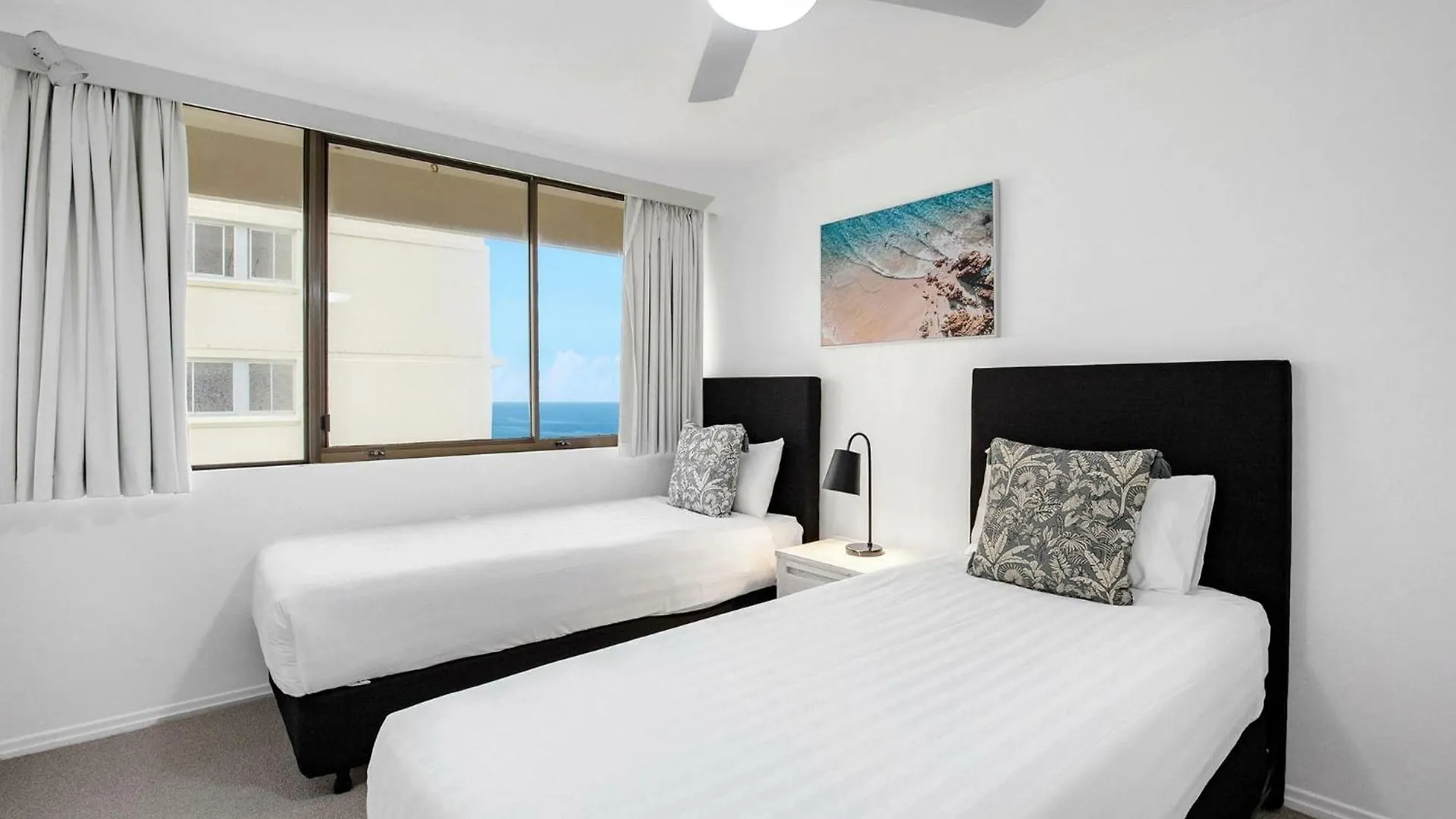 **** Apartahotel Dorchester On The Beach Gold Coast Australia