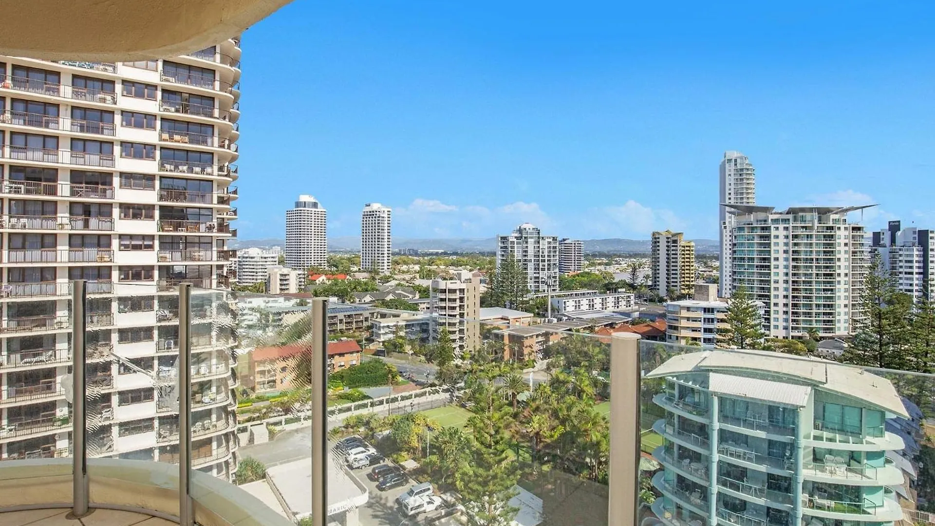 Dorchester On The Beach Gold Coast 4*,