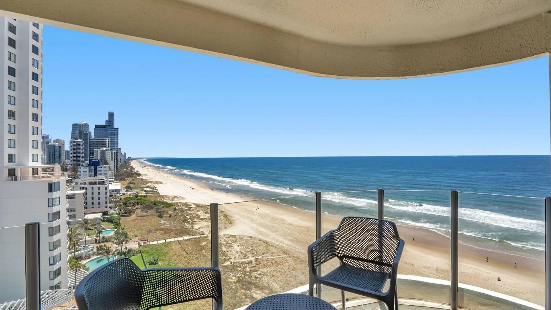 Dorchester On The Beach Gold Coast 4*,