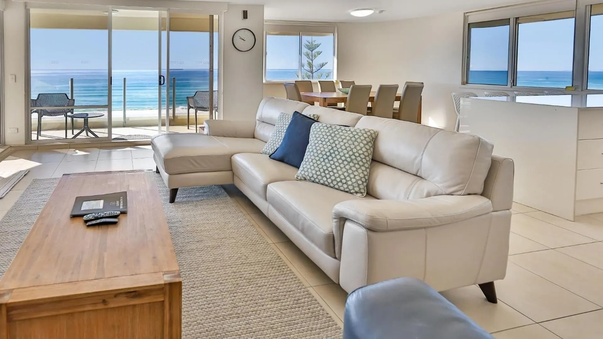 Dorchester On The Beach Gold Coast 4*,